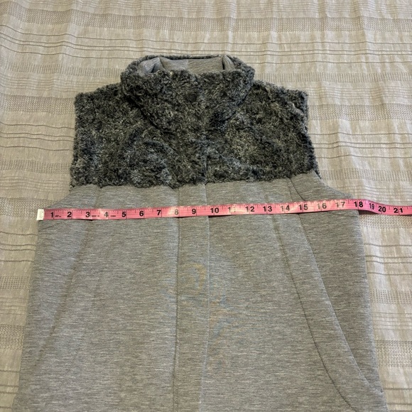 The North Face Womens Hybrination Thermal 3D Faux Fur Vest Gray SMALL - Picture 9 of 11